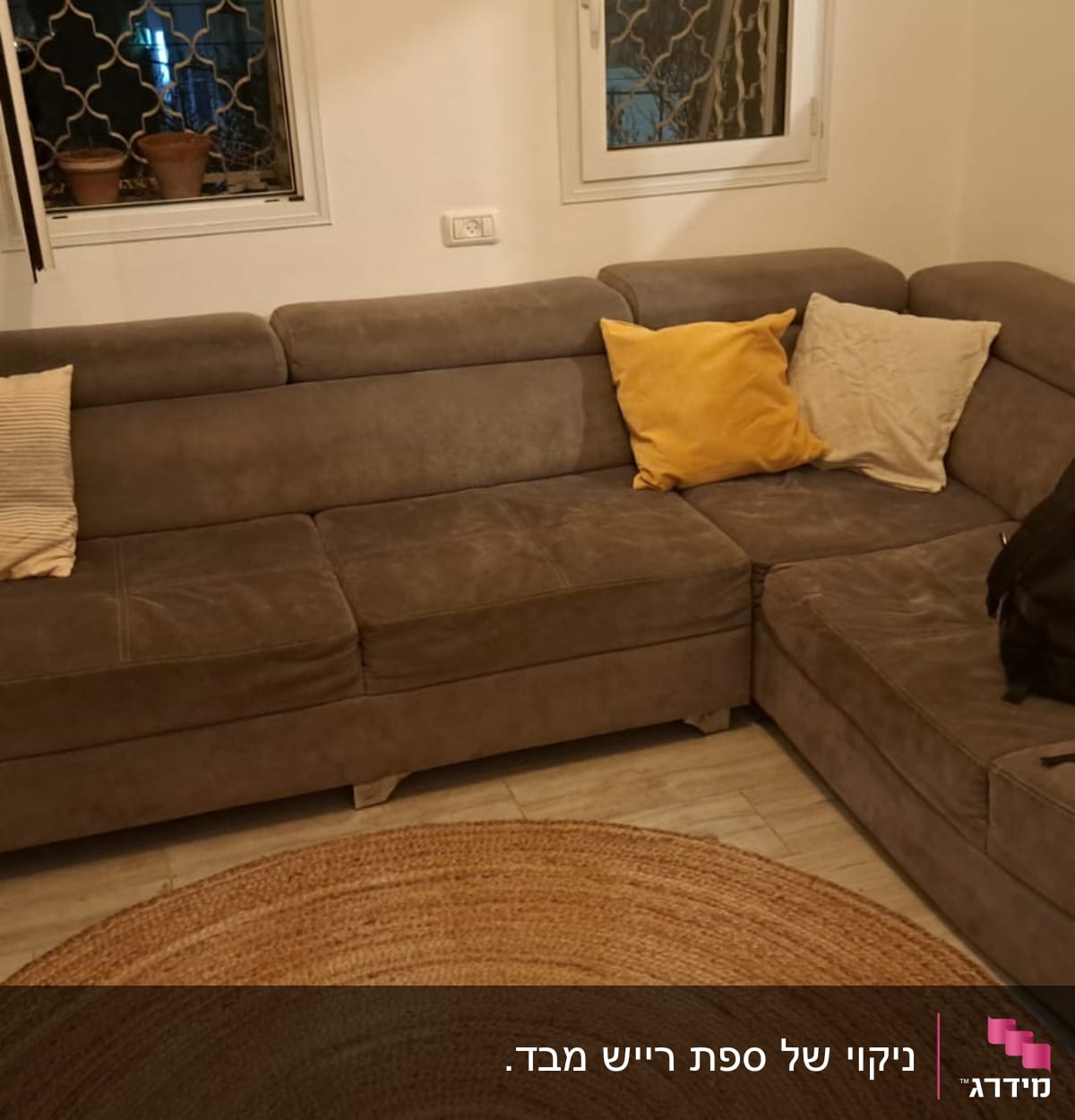 ספה אפורה עם כריות צבעוניות בחדר מגורים